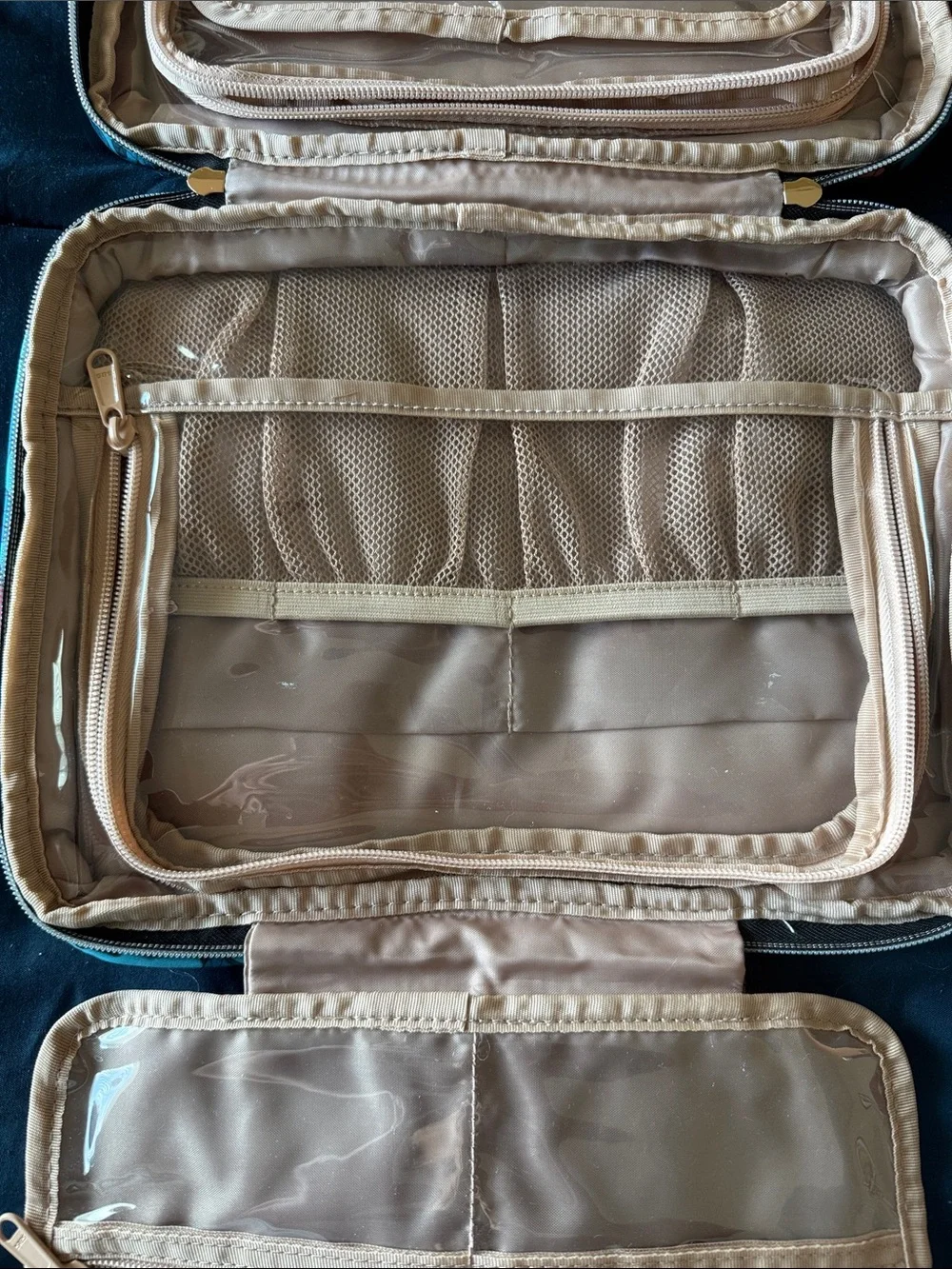 Everfun Travel Toiletry Bag w/ Hanging Hook - excellent preowned condition!